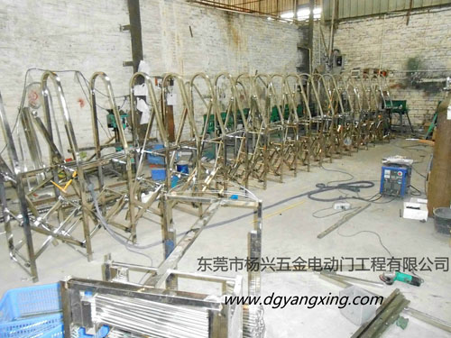普通伸縮門生產(chǎn)車間